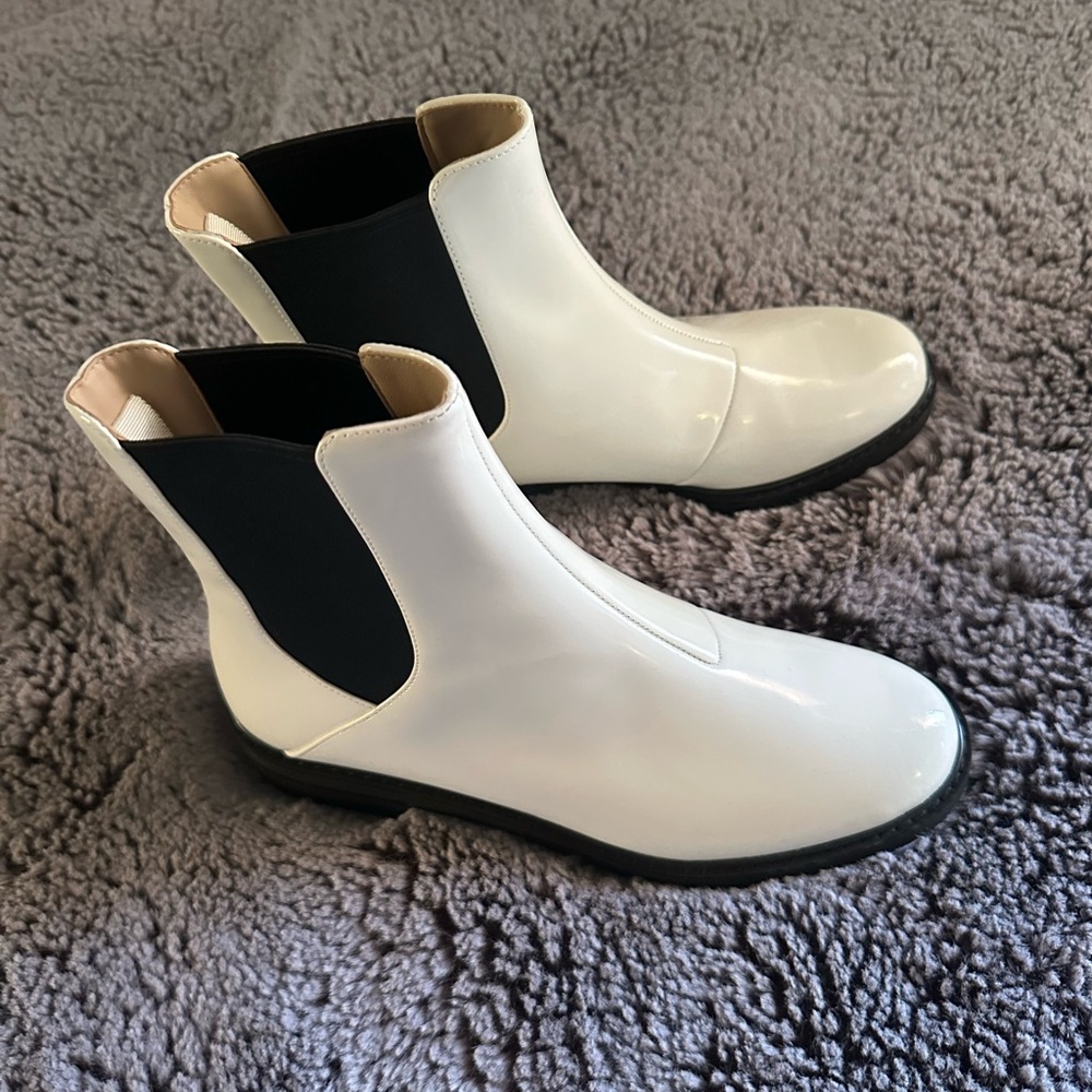 NWOT Stuart Weitzman White leather boots size 7